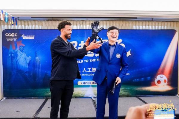 沃齐尼亚谈AI、世界杯与梅西球衣，杨元庆与沃齐尼亚互赠礼物 