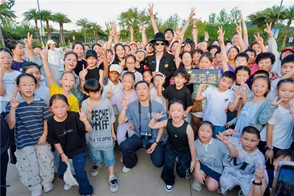 和平之歌响彻温州园博园 王杰克逊应邀“和平与爱”主题快闪活动 