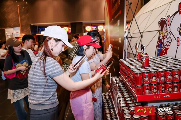 热血女足邂逅国民凉茶，加多宝推出《功夫女足》联名角色罐，为影片热血喝彩