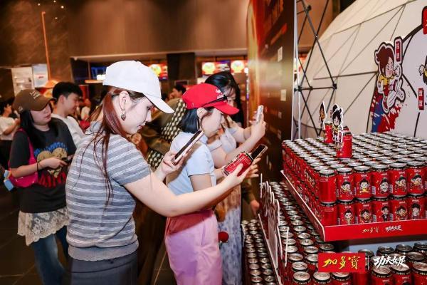 热血女足邂逅国民凉茶，加多宝推出《功夫女足》联名角色罐，为影片热血喝彩