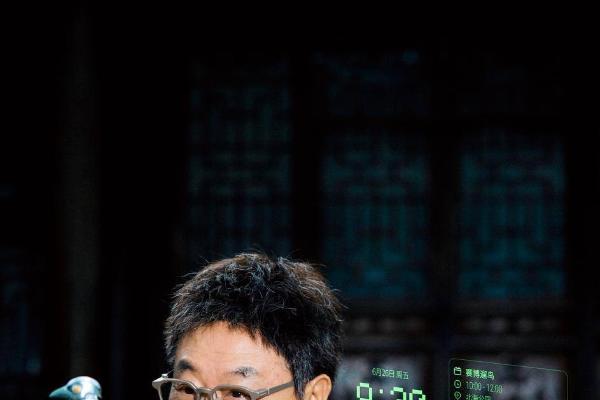 智能眼镜闯时尚圈这么多年，终于有一副不用靠联名了 