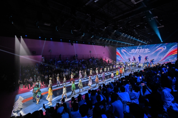 安踏儿童「竞界新生」开幕秀活力开启2026中国国际时装周·童话小镇