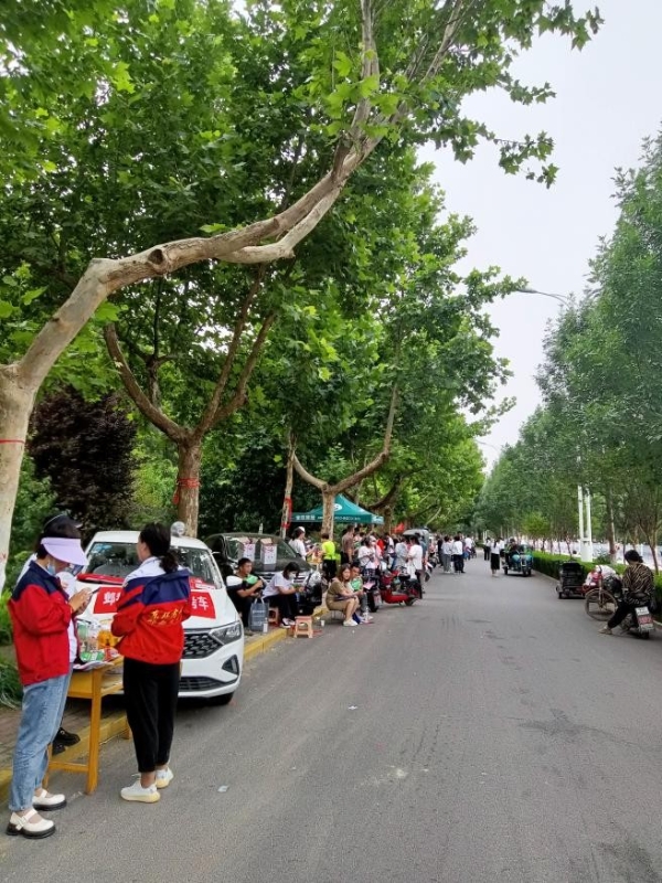 万语言聪爱心助考 为邯郸学子撑起一片清凉 