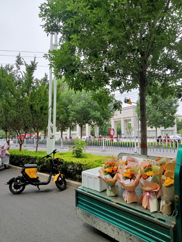 万语言聪爱心助考 为邯郸学子撑起一片清凉 