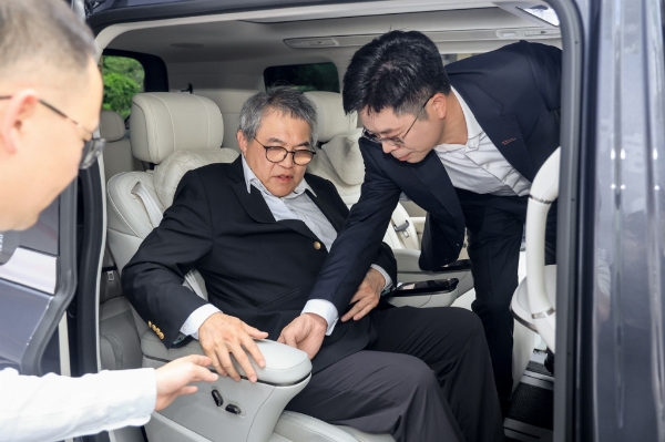 与红旗同行——霍震宇先生喜提新红旗HQ9，共启家国价值同行新篇章 