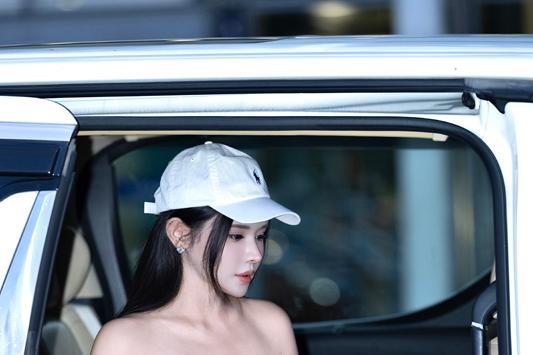葛美含启程巴黎 即将亮相Elie Saab 高定大秀 