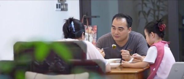 一张饭桌上的无限可能：97年夫妻的七国出海逆袭路 