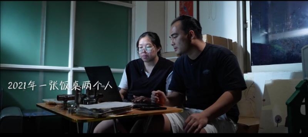 一张饭桌上的无限可能：97年夫妻的七国出海逆袭路 
