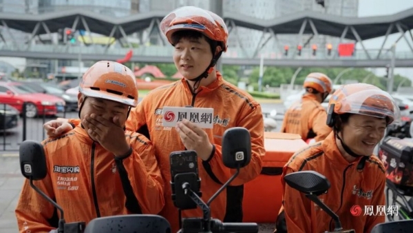 绿茵场之外，城市里的另一场奔跑