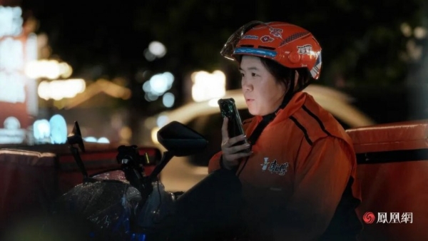 绿茵场之外，城市里的另一场奔跑