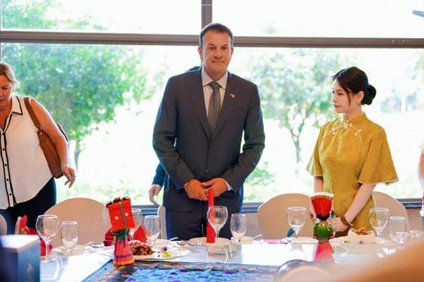 精准营养走向国际舞台！加贝高总经理邹奎昆明会晤爱尔兰前总理利奥・瓦拉德卡，探索中外乳业协同发展新机遇 