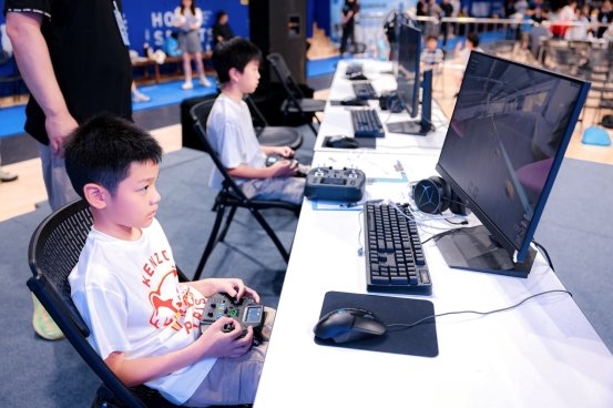 蔡司眼健康中国行杭州站 护眼科普走进青少年科技型电竞赛场 