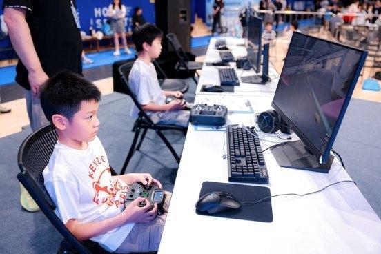 蔡司眼健康中国行杭州站 护眼科普走进青少年科技型电竞赛场 