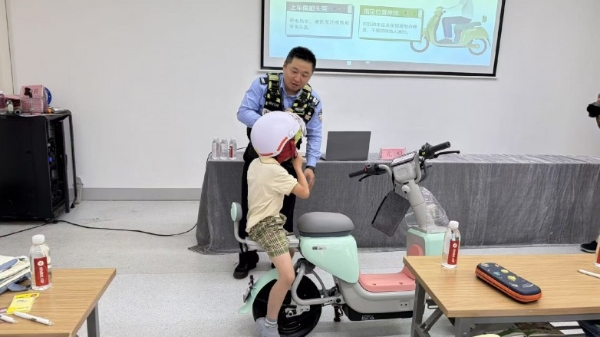 暑托班里的特别一课 九号携手江苏南通交警普及交通安全知识 