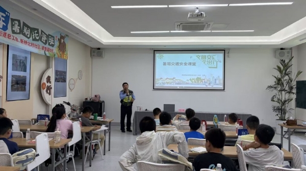 暑托班里的特别一课 九号携手江苏南通交警普及交通安全知识 