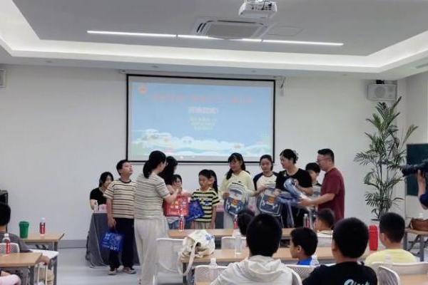 暑托班里的特别一课 九号携手江苏南通交警普及交通安全知识 