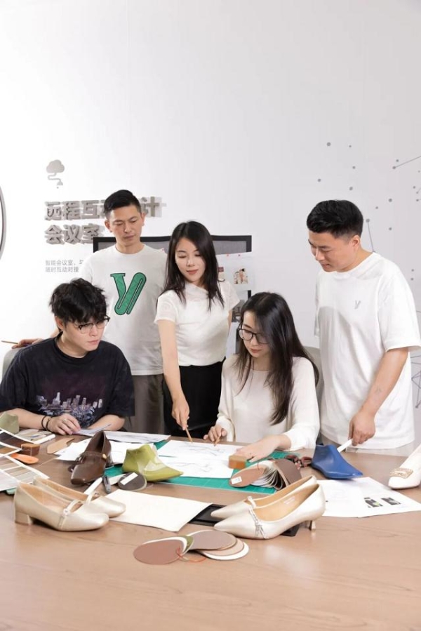 意尔康发布轻音鞋系列，以科技创新重塑职场女性舒适体验 