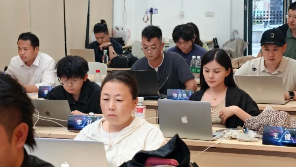 《当AI遇见中国美术学院： 姜超哲 导师 开启“探索AI”新时代》 