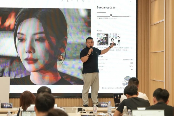《当AI遇见中国美术学院： 姜超哲 导师 开启“探索AI”新时代》 