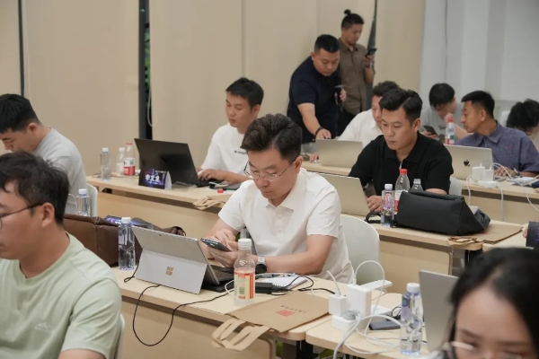 《当AI遇见中国美术学院： 姜超哲 导师 开启“探索AI”新时代》 