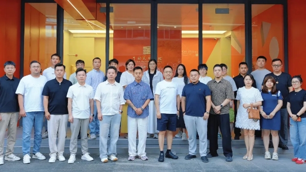 《当AI遇见中国美术学院： 姜超哲 导师 开启“探索AI”新时代》 