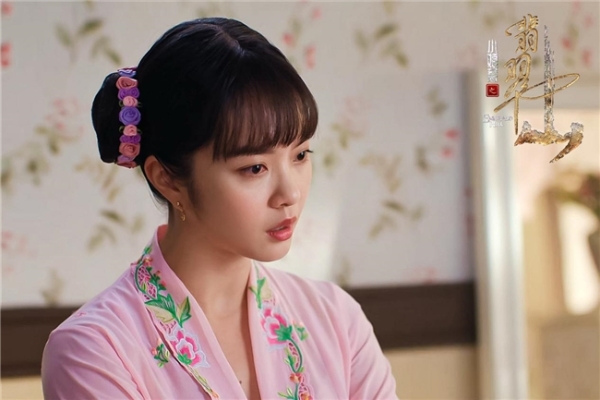 黄暄婷《小娘惹之翡翠山》热播 把爱情当棋局张家当猎场的“灾星”恶女 