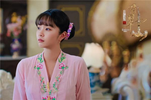 黄暄婷《小娘惹之翡翠山》热播 把爱情当棋局张家当猎场的“灾星”恶女 