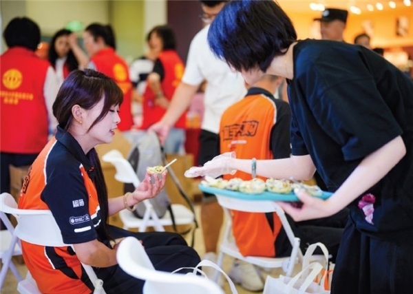 城市骑士日淘宝闪购持续推进共建友好社区，盐中甜为全国27城城市奔跑者“加菜”