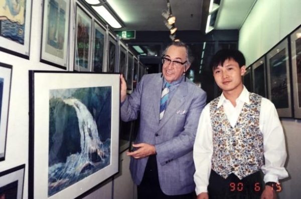 王少飞世博纪念邮卡公开：一幅“消失”的壁画留下“文化考古”悬念 ——专访国际当代艺术家王少飞 