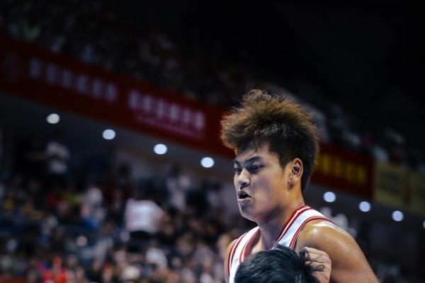五连胜！意尔康专访倪豪凯与主帅，揭秘侨乡篮球热血荣光