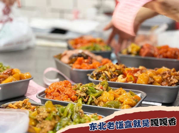 单日爆卖30万份、复购70%的东北盒饭“头牌”，凭什么登上了与辉同行的选品桌？ 