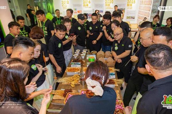 从“炸串小店”到“千店品牌”：卤山川的炸串升级逻辑与加盟机会观察 