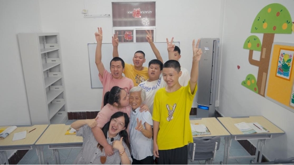TCL小蓝翼空调“清风入校”，为“月亮婆婆”的坚守送去舒适守护 