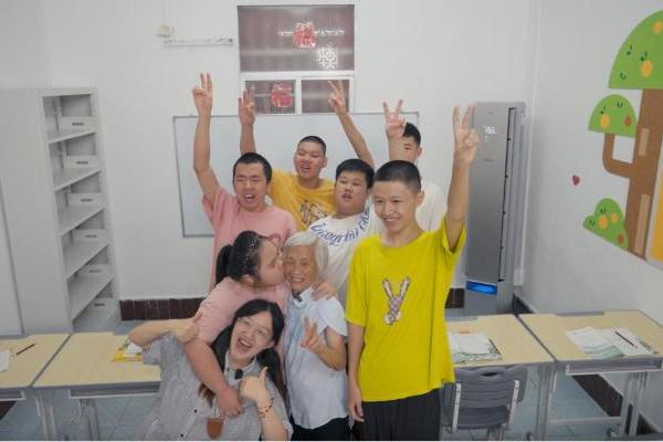 TCL小蓝翼空调“清风入校”，为“月亮婆婆”的坚守送去舒适守护 