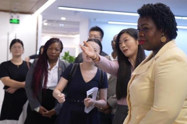 安提瓜移民局局长到访海那边：深度解读新政，共促合作与发展 