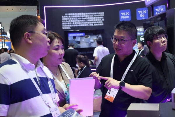 3B参数跑赢千亿大模型！Om AI联汇携全球首个端侧原生VLX模型系列亮相WAIC