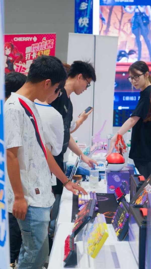 CHERRY闪现幻樱嘉年华，破次元外设体验圈粉年轻人 