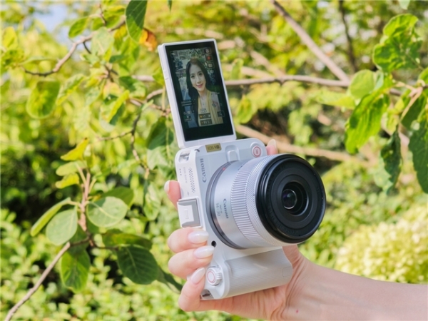 轻巧高颜值的随身拍照神器 佳能EOS R50 V上手体验 
