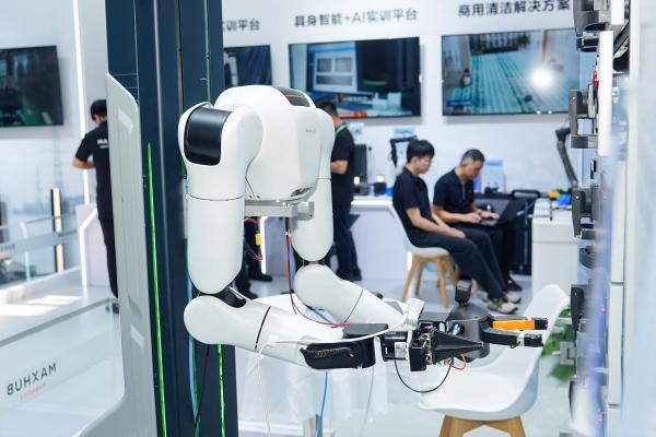 MAXHUB机器人亮相WRC2026：以七大场景方案交出具身智能落地答卷 