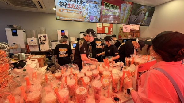 单店年营收从50万飙至120万，蝶硕蜜城之恋的反套路茶饮生意 