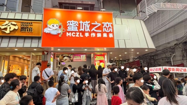 单店年营收从50万飙至120万，蝶硕蜜城之恋的反套路茶饮生意 