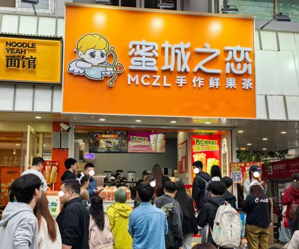 单店年营收从50万飙至120万，蝶硕蜜城之恋的反套路茶饮生意 