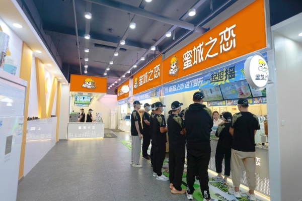 单店年营收从50万飙至120万，蝶硕蜜城之恋的反套路茶饮生意 
