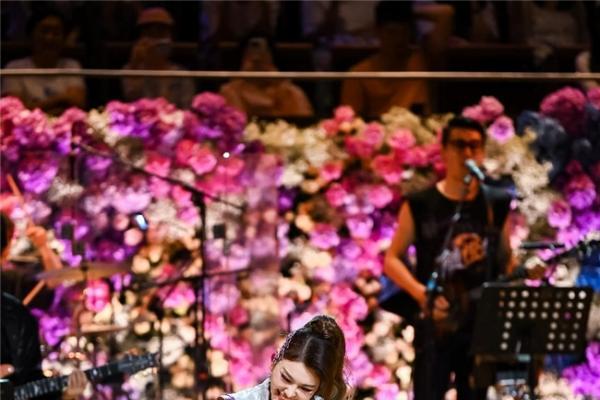 乌兰图雅“花开四季”上海演唱会火爆开唱 