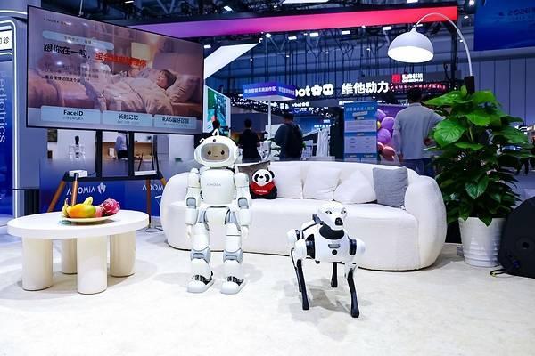 墨宝Mobo亮相2026世界机器人大会：家庭具身智能有了"新伙伴" 