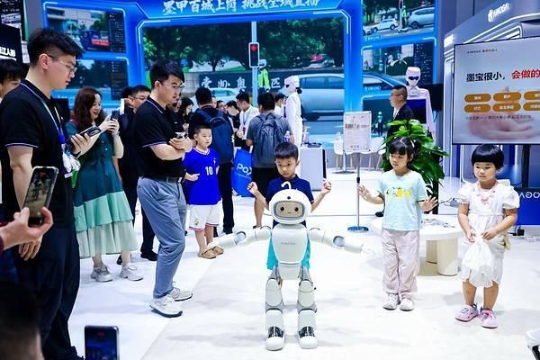 墨宝Mobo亮相2026世界机器人大会：家庭具身智能有了"新伙伴" 