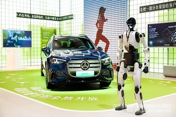 北京人形机器人携手奔驰 天工3.0出任「硅基推荐官」 