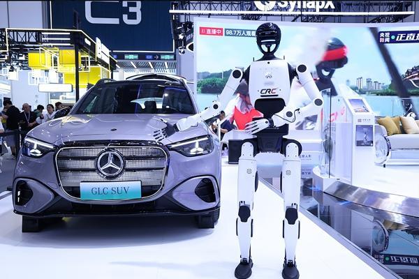 北京人形机器人携手奔驰 天工3.0出任「硅基推荐官」 