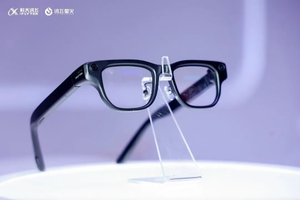 跨境贸易新利器：讯飞AI眼镜让多语言沟通"零等待 
