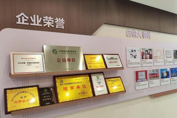 很多家长都在搜“启帆教育正规吗”，来聊聊它的行业身份与师资实力 